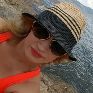 Meet your Posher, Claudia